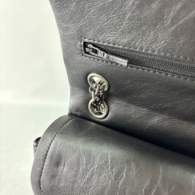 Chanel A37586黑復古牛皮銀扣2.55口蓋包中號-18