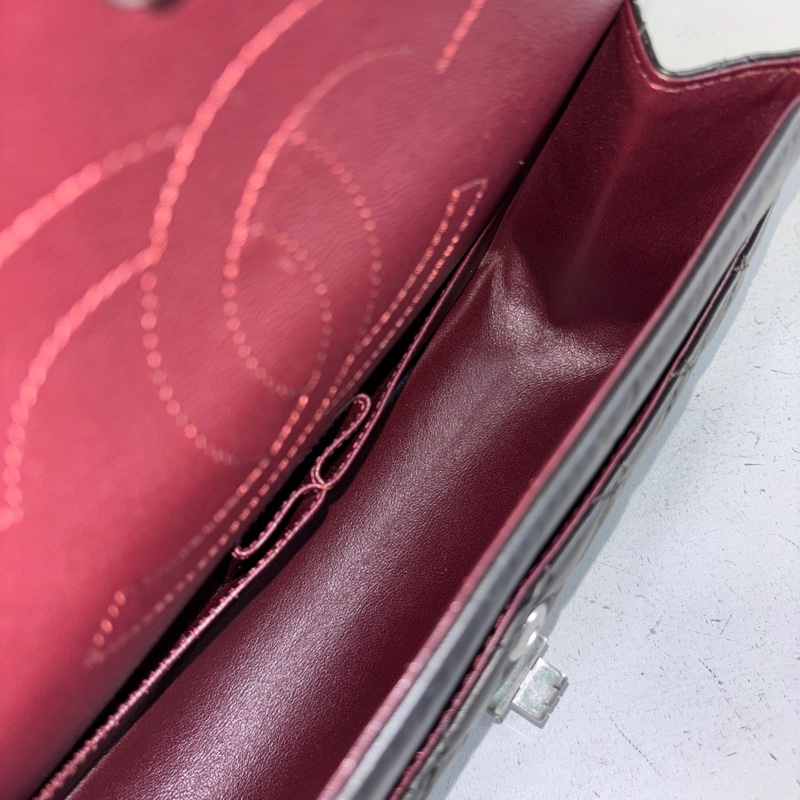 Chanel A37586黑復古牛皮銀扣2.55口蓋包中號-21