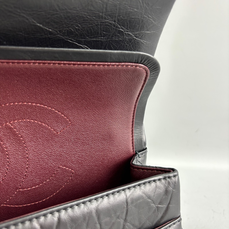 Chanel A37586黑復古牛皮銀扣2.55口蓋包中號-27