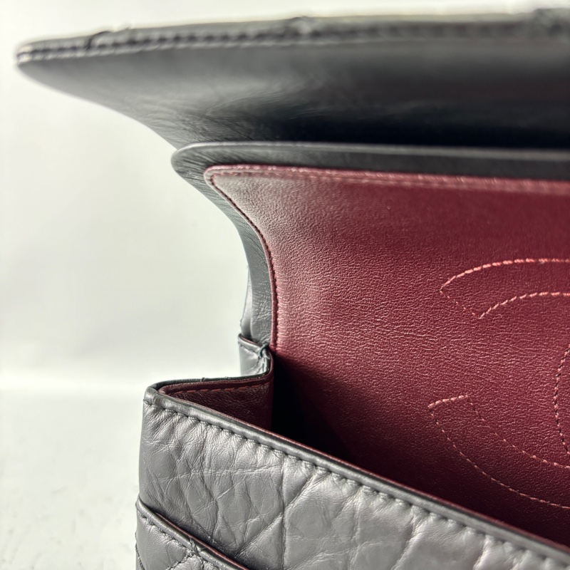 Chanel A37586黑復古牛皮銀扣2.55口蓋包中號-28