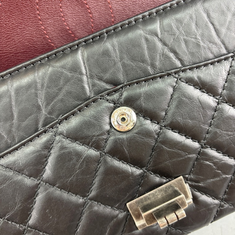 Chanel A37586黑復古牛皮銀扣2.55口蓋包中號-29