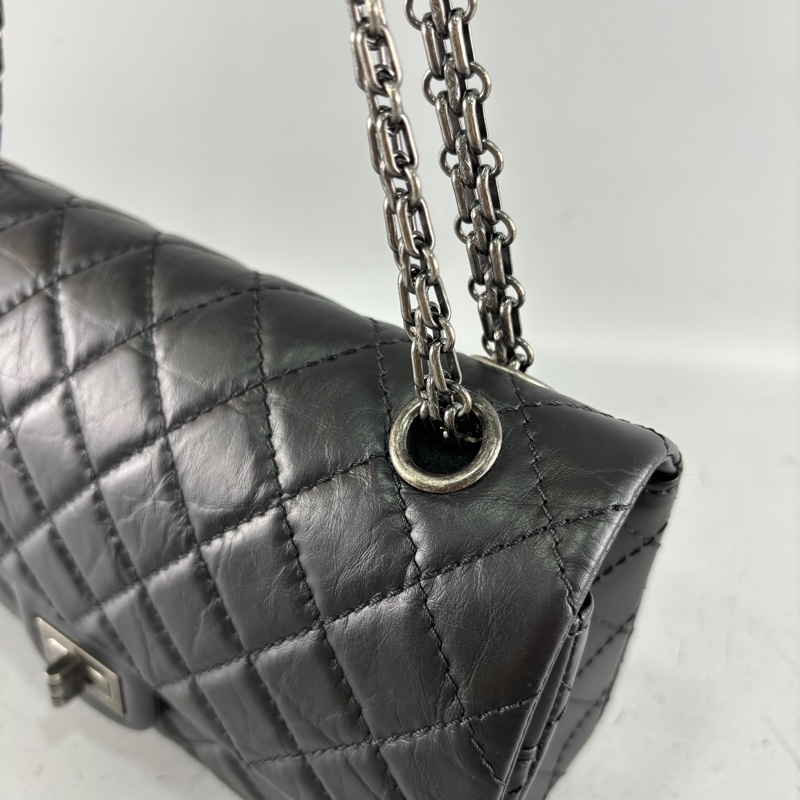 Chanel A37586黑復古牛皮銀扣2.55口蓋包中號-31