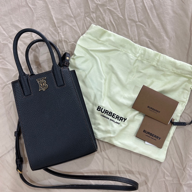 【BURBERRY】Frances 荔枝皮革微型手機托特包 琴譜包 黑色-0