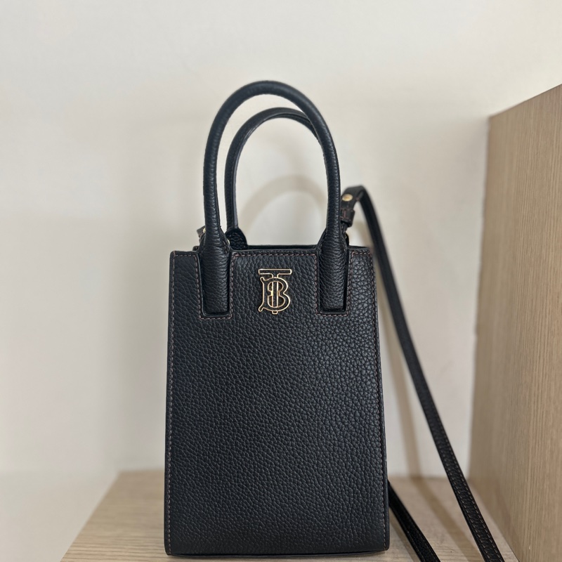 【BURBERRY】Frances 荔枝皮革微型手機托特包 琴譜包 黑色-1