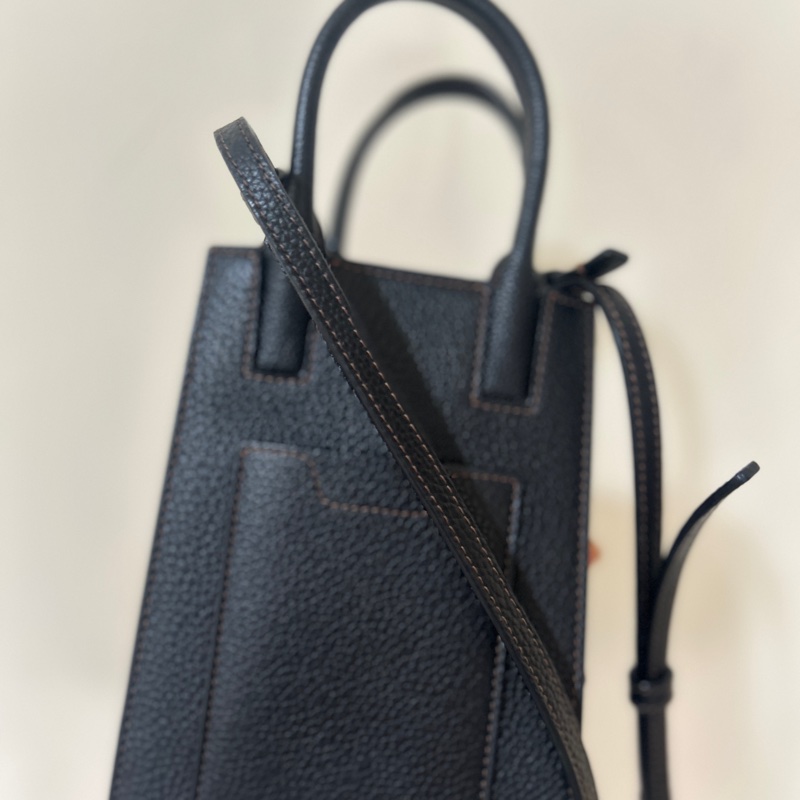 【BURBERRY】Frances 荔枝皮革微型手機托特包 琴譜包 黑色-4