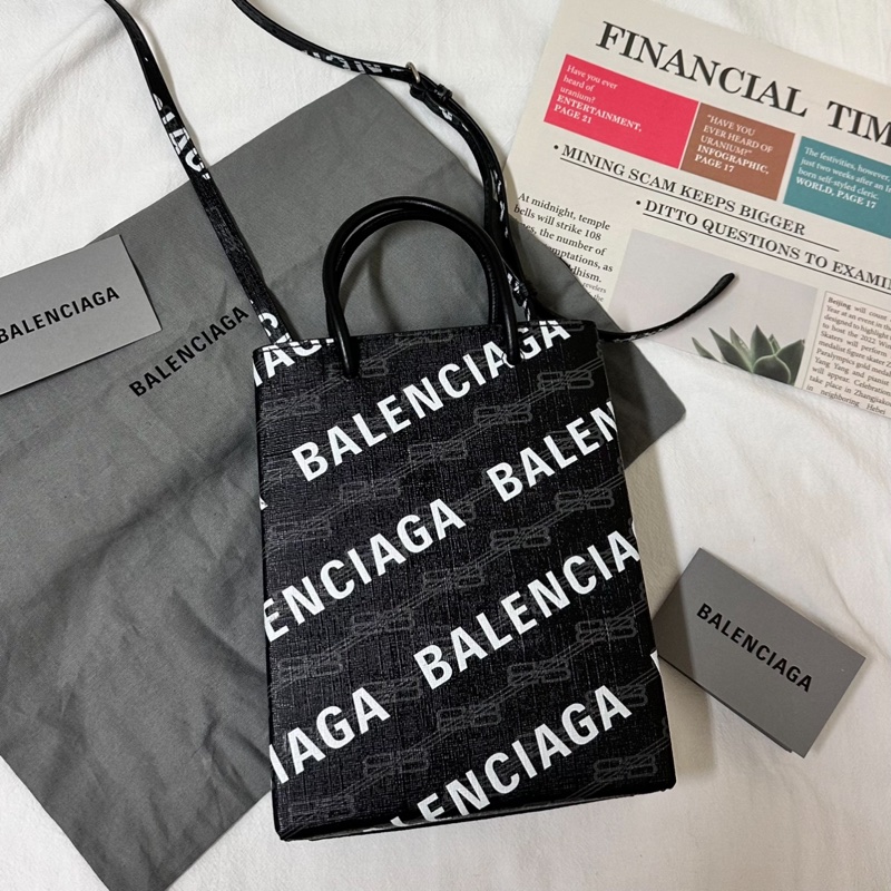 ✨全新全配✨#balenciaga #巴黎世家 滿版logo斜背手提包 x #琴譜包 x 手機包-3