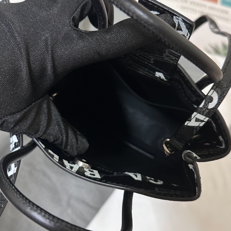 ✨全新全配✨#balenciaga #巴黎世家 滿版logo斜背手提包 x #琴譜包 x 手機包-5