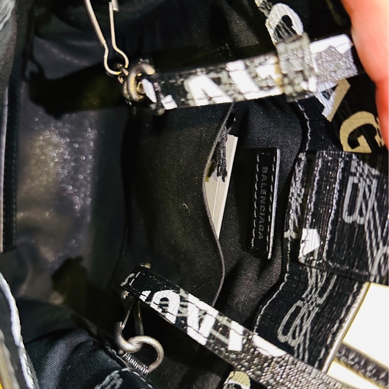 ✨全新全配✨#balenciaga #巴黎世家 滿版logo斜背手提包 x #琴譜包 x 手機包-8