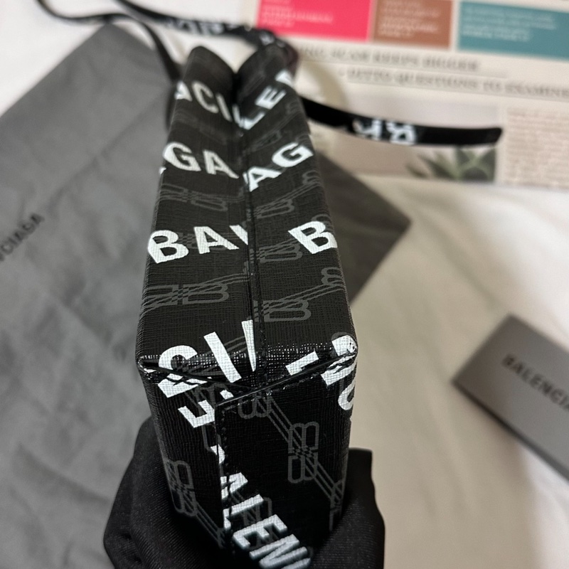 ✨全新全配✨#balenciaga #巴黎世家 滿版logo斜背手提包 x #琴譜包 x 手機包-10