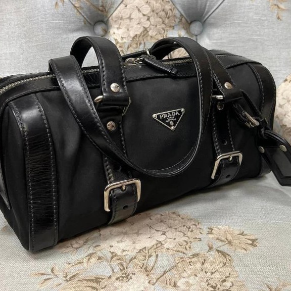 Prada永遠經典的防水布好用好裝的法棍包-2