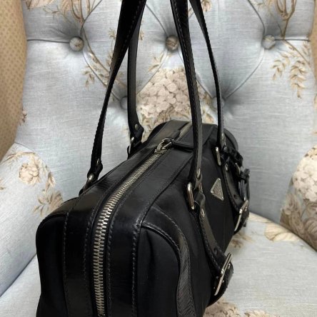 Prada永遠經典的防水布好用好裝的法棍包-3