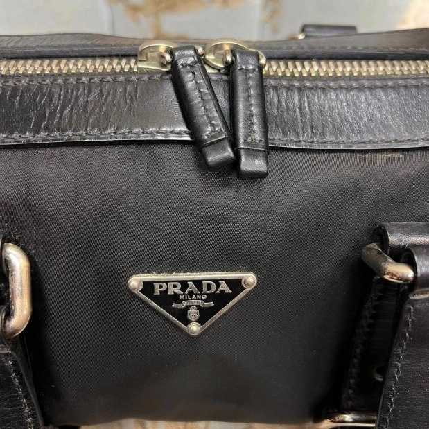 Prada永遠經典的防水布好用好裝的法棍包-4