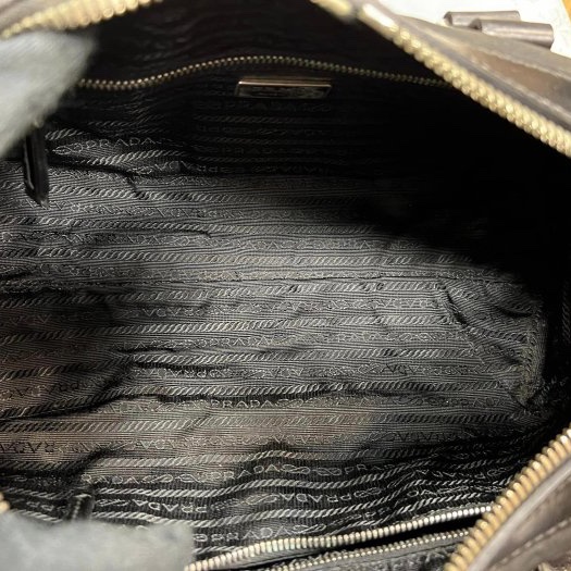 Prada永遠經典的防水布好用好裝的法棍包-6
