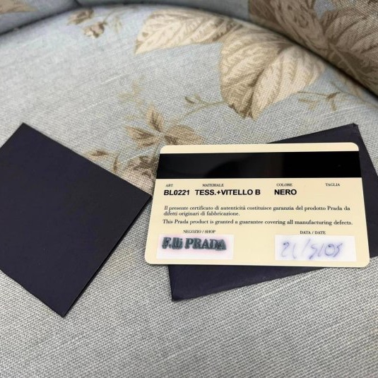 Prada永遠經典的防水布好用好裝的法棍包-7