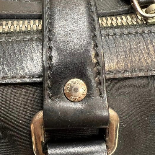 Prada永遠經典的防水布好用好裝的法棍包-8