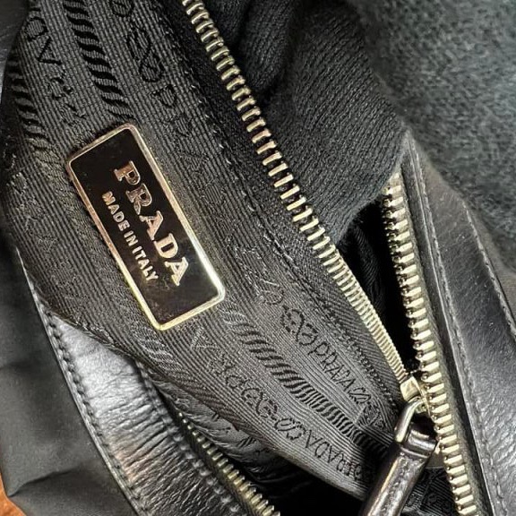 Prada永遠經典的防水布好用好裝的法棍包-9
