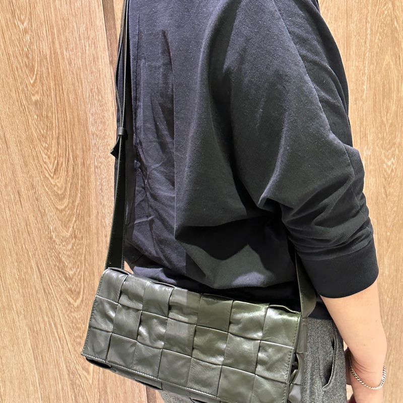 BOTTEGA VENETA墨綠色側背包-1