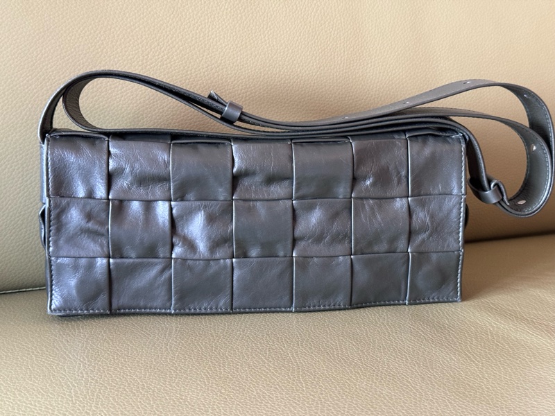 BOTTEGA VENETA墨綠色側背包-4