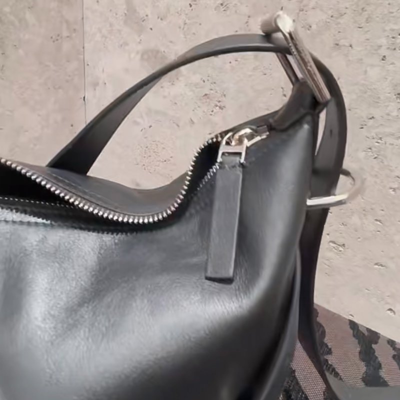 Givenchy 男款/中性款小款 Voyou 斜背包 黑色《2024季度新品》-9