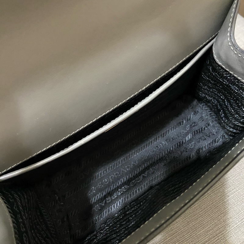 Prada 灰藍色鏈條小包-9