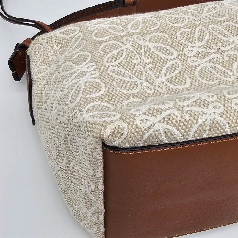 LOEWE 米白色 Cubi Anagram 緹花 LOGO 小便當包/腋下包-8