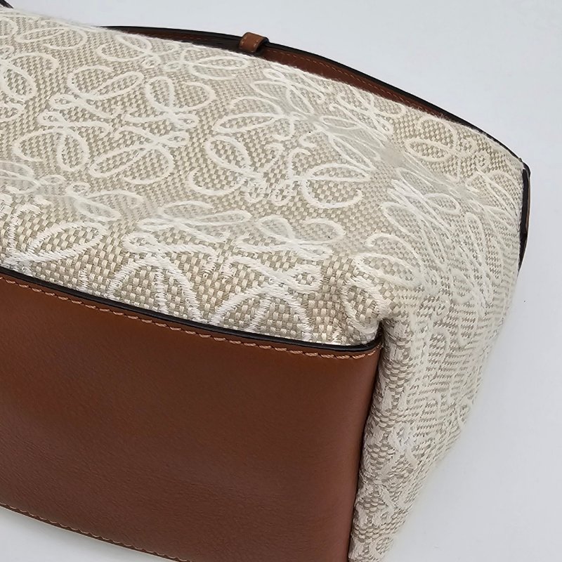 LOEWE 米白色 Cubi Anagram 緹花 LOGO 小便當包/腋下包-9