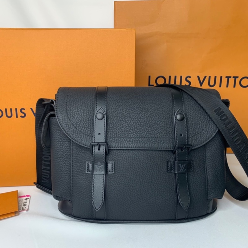 LV Christopher全皮革郵差包-0