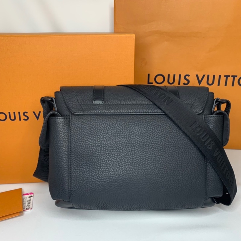 LV Christopher全皮革郵差包-1