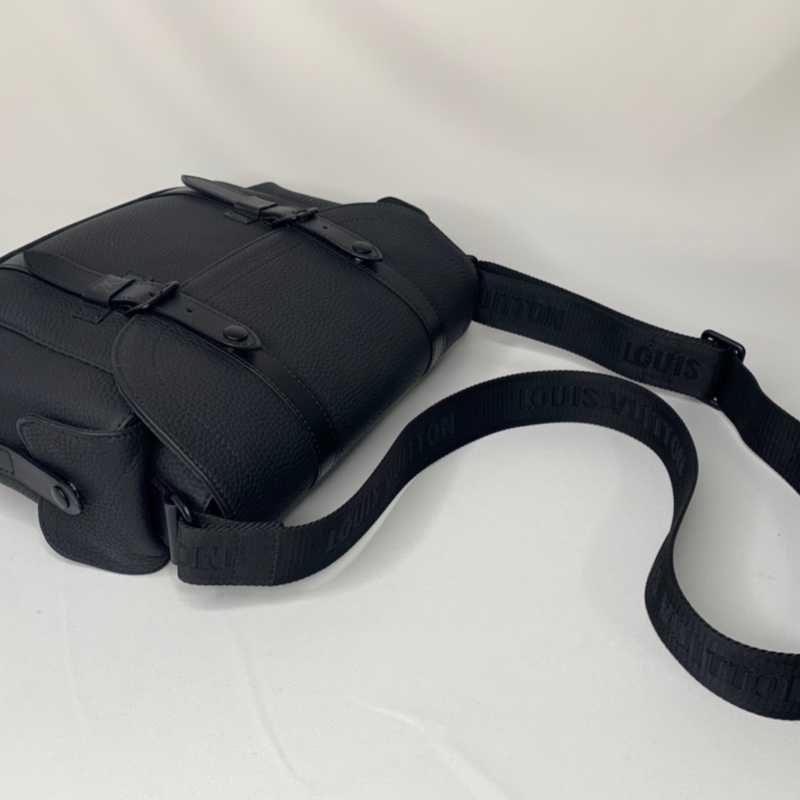 LV Christopher全皮革郵差包-2