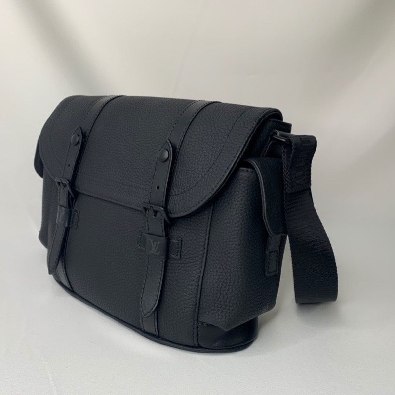 LV Christopher全皮革郵差包-3