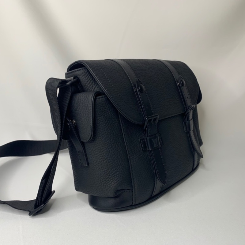 LV Christopher全皮革郵差包-4