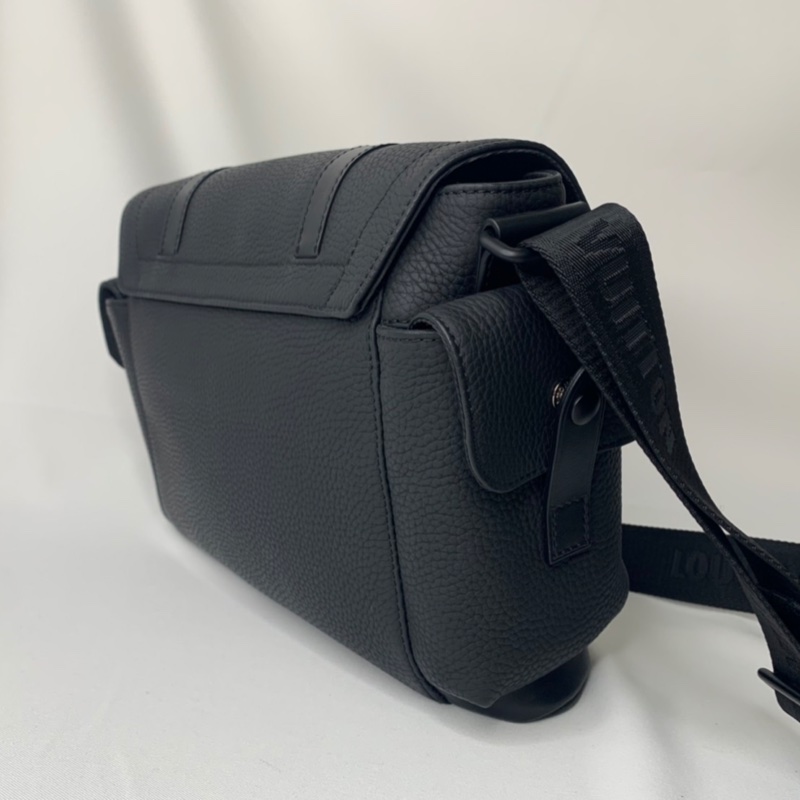 LV Christopher全皮革郵差包-5