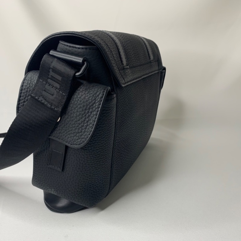 LV Christopher全皮革郵差包-6