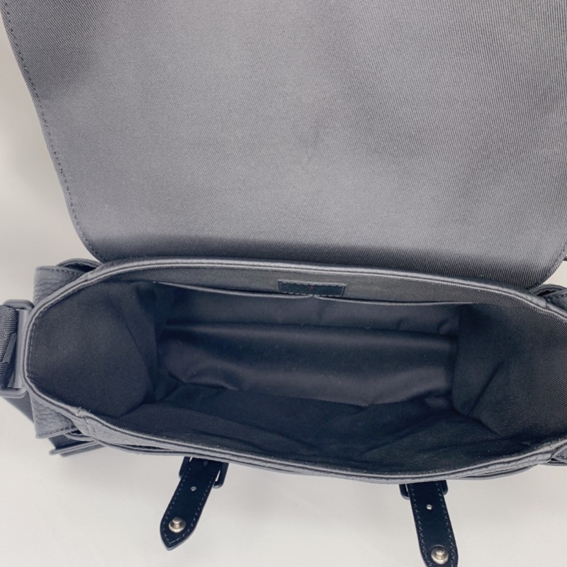 LV Christopher全皮革郵差包-7