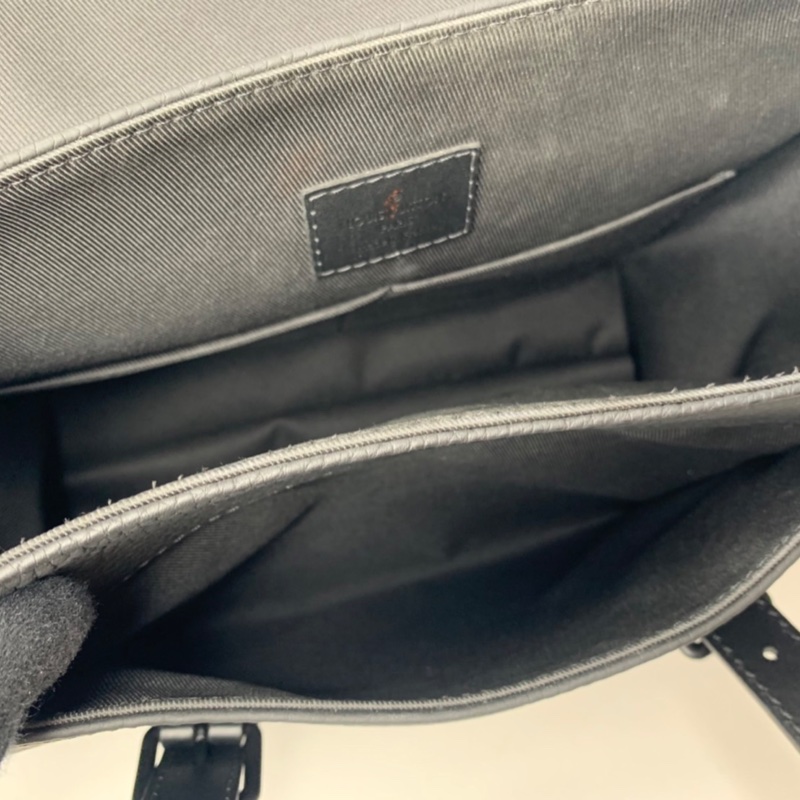 LV Christopher全皮革郵差包-8