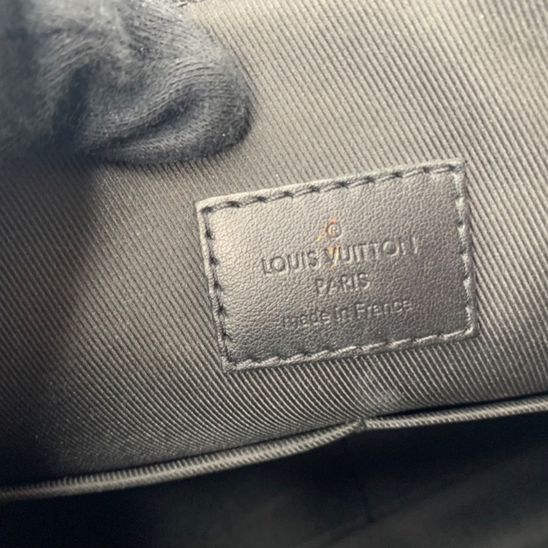 LV Christopher全皮革郵差包-9