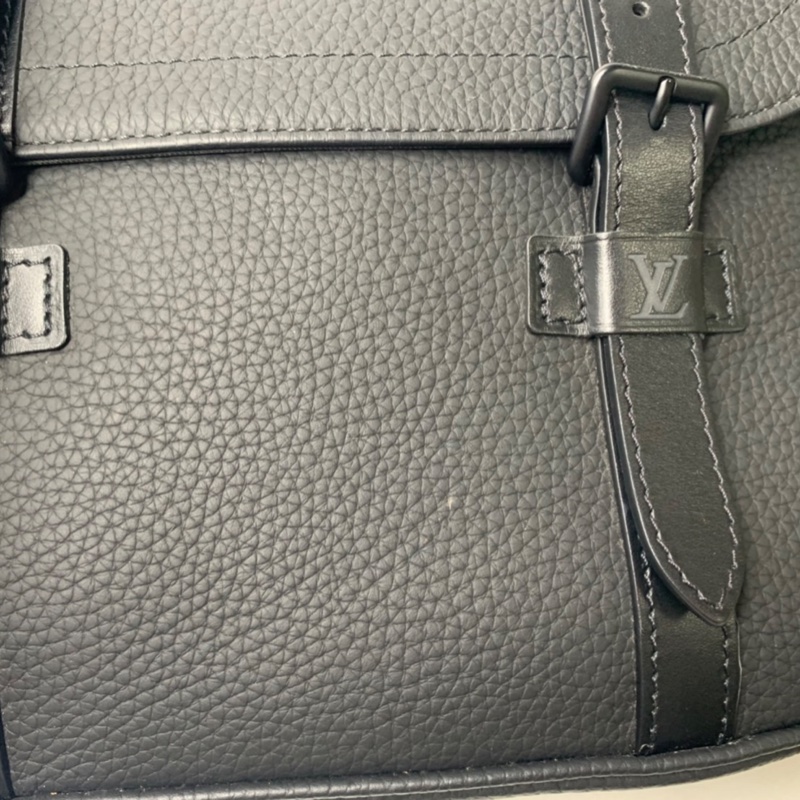 LV Christopher全皮革郵差包-10