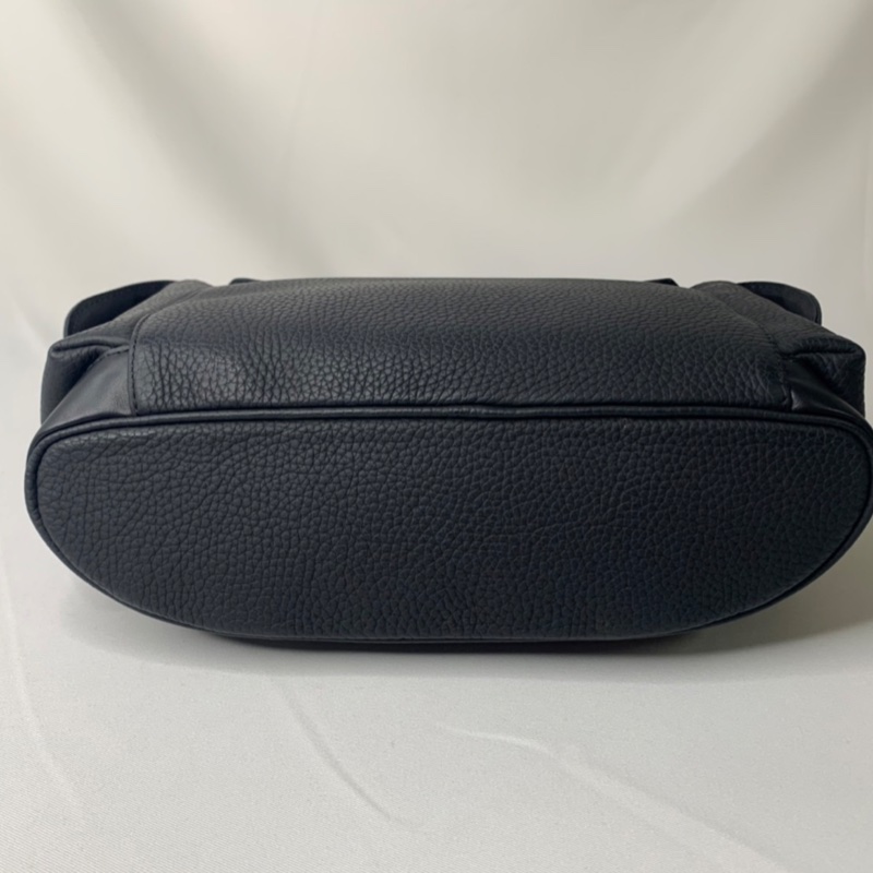 LV Christopher全皮革郵差包-11