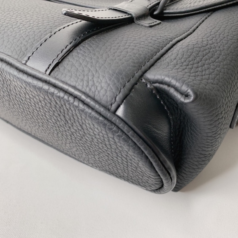 LV Christopher全皮革郵差包-12