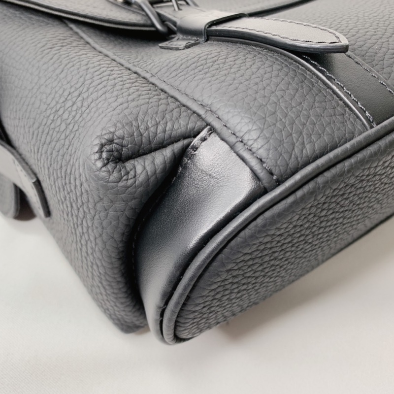 LV Christopher全皮革郵差包-13