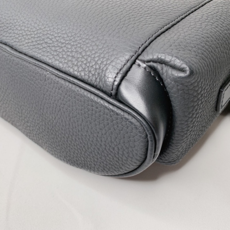 LV Christopher全皮革郵差包-14