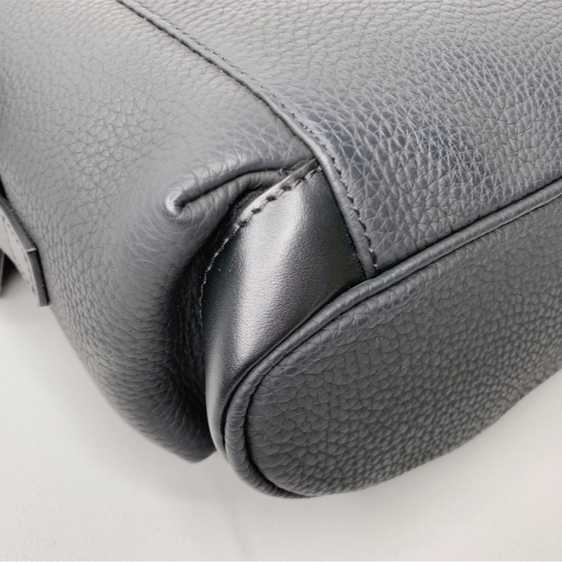 LV Christopher全皮革郵差包-15