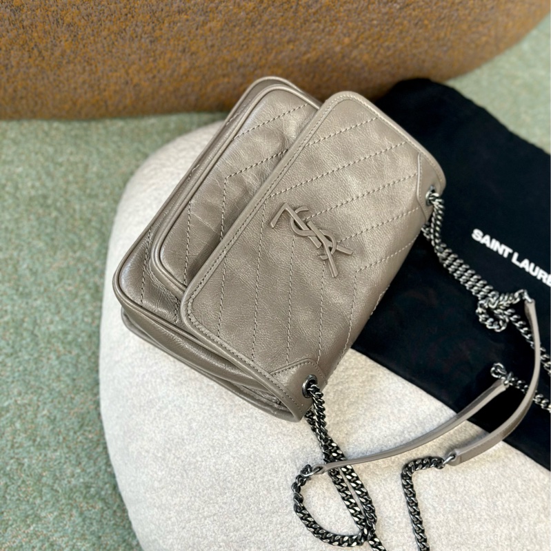 🔥爆款秒殺價釋出🔥#Ysl baby #niki #大象灰 新款 #D釦✨近全新、五金膜沒撕-4