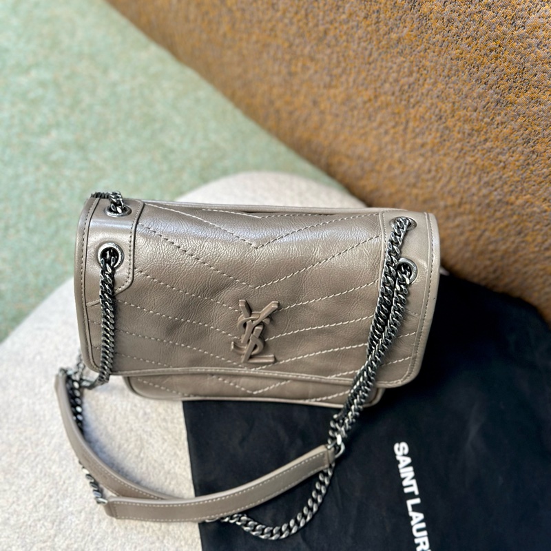 🔥爆款秒殺價釋出🔥#Ysl baby #niki #大象灰 新款 #D釦✨近全新、五金膜沒撕-6