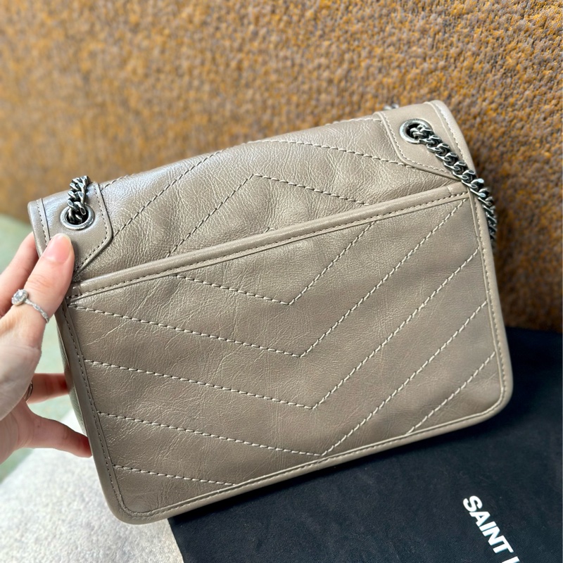 🔥爆款秒殺價釋出🔥#Ysl baby #niki #大象灰 新款 #D釦✨近全新、五金膜沒撕-8