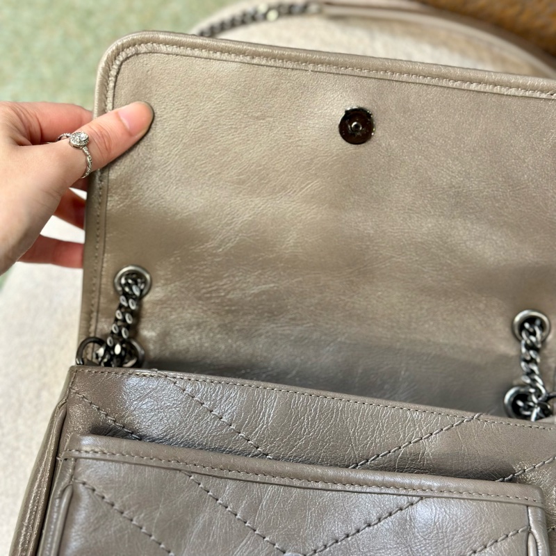 🔥爆款秒殺價釋出🔥#Ysl baby #niki #大象灰 新款 #D釦✨近全新、五金膜沒撕-19