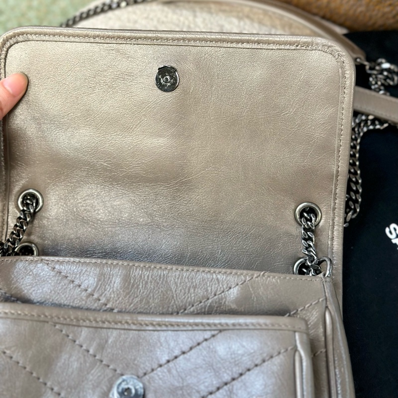 🔥爆款秒殺價釋出🔥#Ysl baby #niki #大象灰 新款 #D釦✨近全新、五金膜沒撕-20