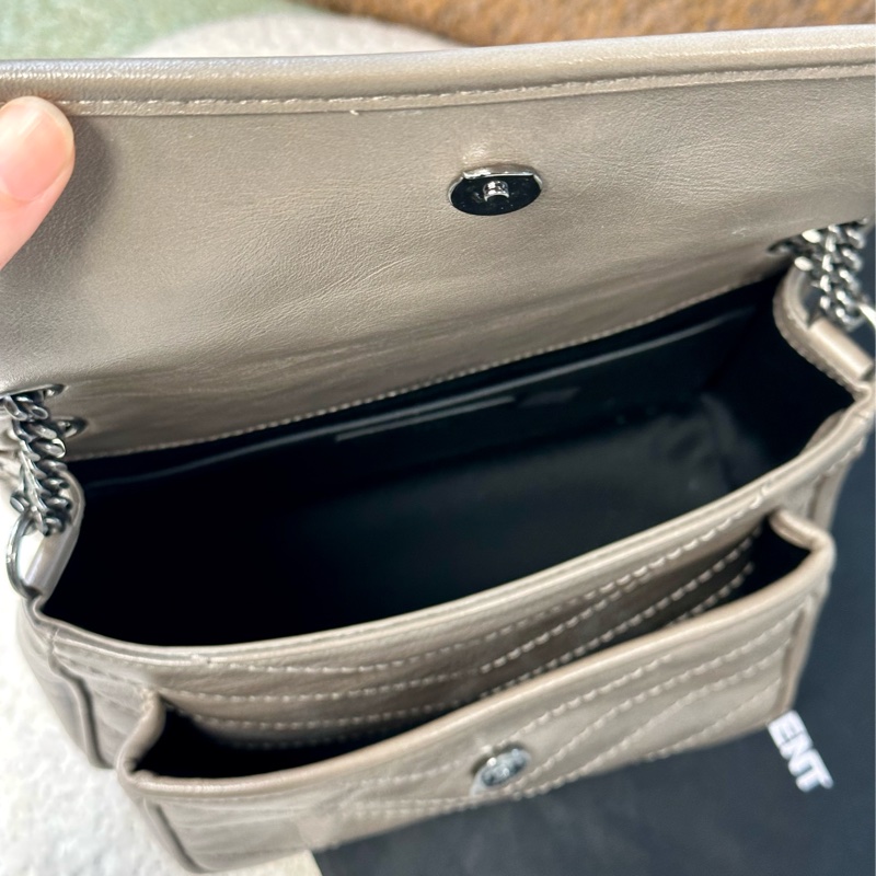 🔥爆款秒殺價釋出🔥#Ysl baby #niki #大象灰 新款 #D釦✨近全新、五金膜沒撕-22