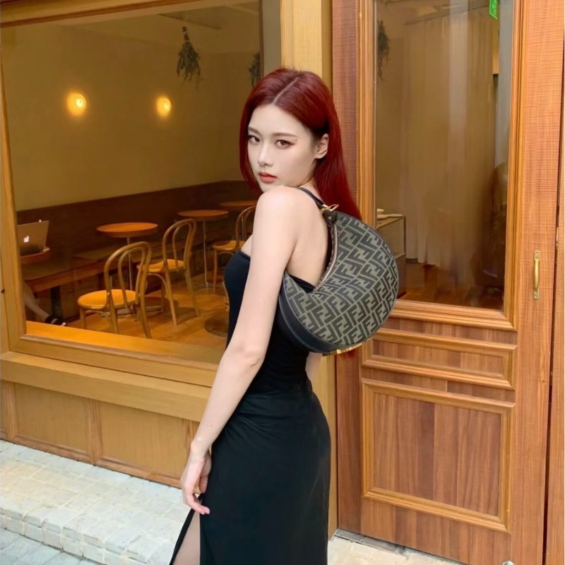 🎊佳節特賣🎁Fendi 8BR798 小款 Fendigraphy FF布料彎月包 棕色《當季專櫃正售★全新商品 》-1