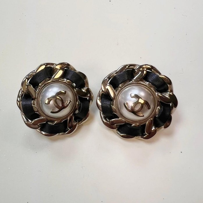 Chanel 絕美的皮穿鍊珍珠耳環-1